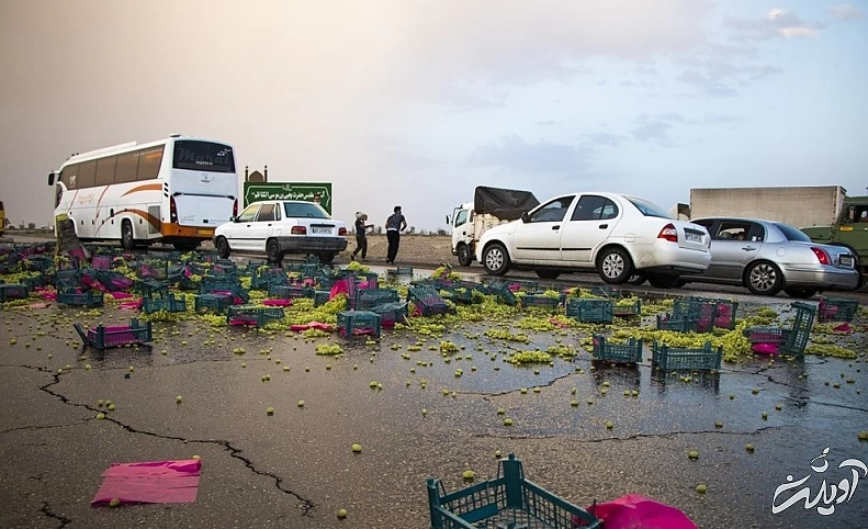 (تصاویر) واژگونی کامیون حامل انگور